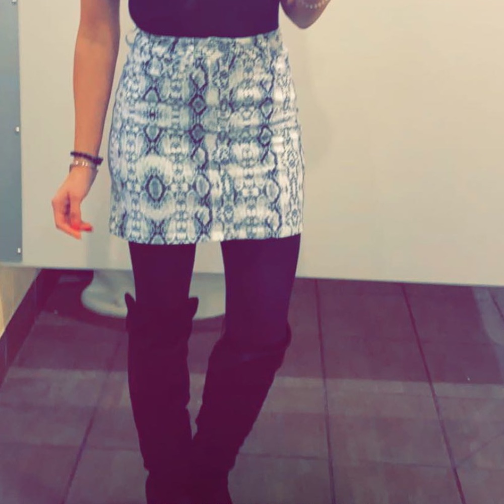 B&W Snakeskin Print 5 Pocket Skirt!